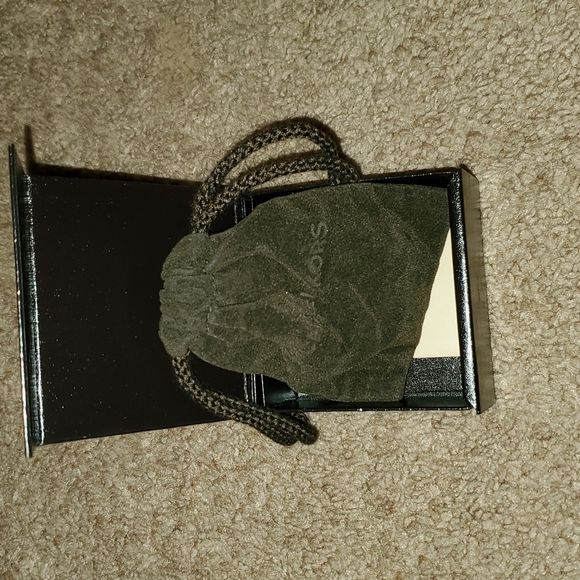 MKors double ring comes with pouch and bg size 8 - Picture 5 of 11